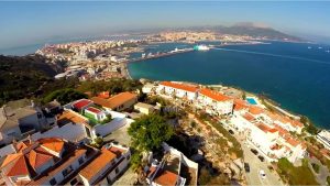 Vista panorámica de Ceuta y su puerto, principal conexión marítima con la Península.